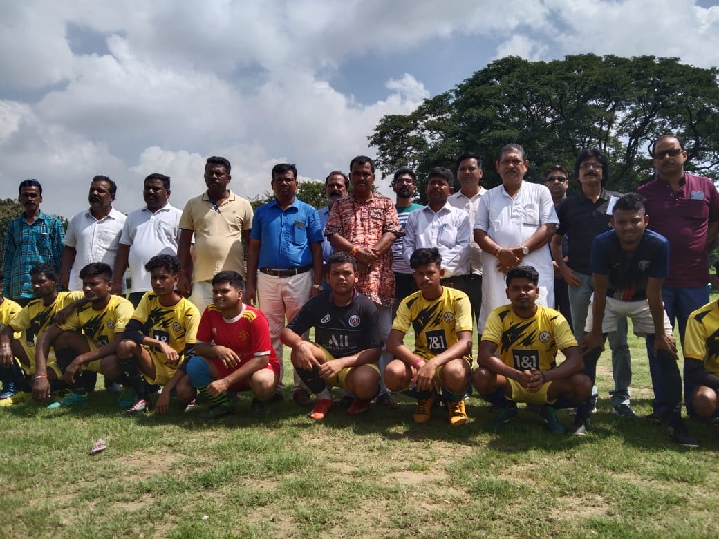BiswanatParial's tweet photo. খেলা হবে  দিবসের অনেক অনেক শুভেচ্ছা ⚽💐✌️ https://t.co/3beMKTt1Wi