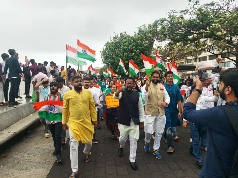 AbvpColaba's tweet photo. Think India HR college members paint Marine Drive in saffron, white and green on the auspicious occasion of India’s 75th Independence Day. A total of 450 students held a 75 foot long tricolour amongst 10,000 spectators on Marine Drive and marched from Wankhede Stadium to Trident. https://t.co/XIHWdotoa2
