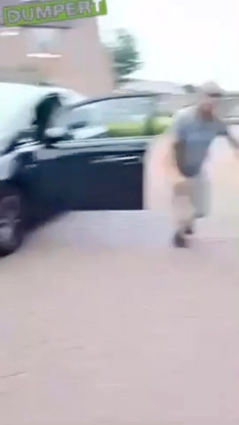 dumpert's tweet photo. Mafketel? MAFKETEL?!?! #mafketel #klapper #boosopa #au #faceplant https://t.co/Hm0aA1muoe https://t.co/UGjkRG0k9r