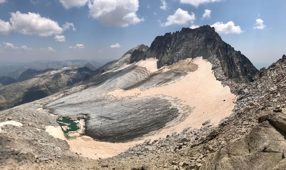FEEC_cat's tweet photo. Com afecta el canvi climàtic a les activitats de muntanya? 🧗‍♀️🚶‍♀️

🏔️Què ens podem trobar a les glaceres? 

Un relat d'un canvi accelerat. Protegim el que ens envolta, cuidem la muntanya ⛰️🌲🌍

➕ INFO ➡️https://t.co/C5k3nCznaq

#sentlamuntanya #sommuntanya #somnatura https://t.co/Qreia1rTPY