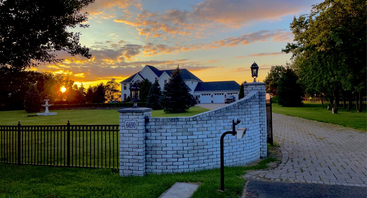 animatedhello's tweet photo. My favorite house on my street, and some random early sunrise pics from my commute.
#lifestyle #instagood #sunrise #sunset #dreamhome #neighbor #neighborhood #architecture #landscaping #eveningstroll #house #fountain #beachfront #animatedhello #photography https://t.co/aBFrdZpNFh
