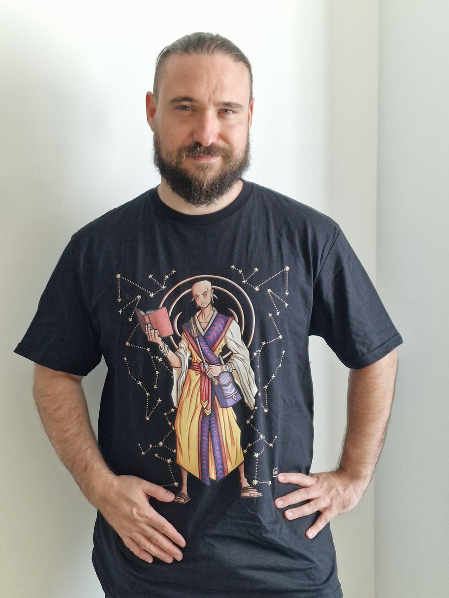 TabernaBalrog's tweet image. Paso por aquí solo para presumir de la camiseta de Sazed de mi primo @danielmarcoart 😍

En su IG podéis ver sus diseños tanto del Cosmere como de otras franquicias

instagram.com/danielmarcoart…