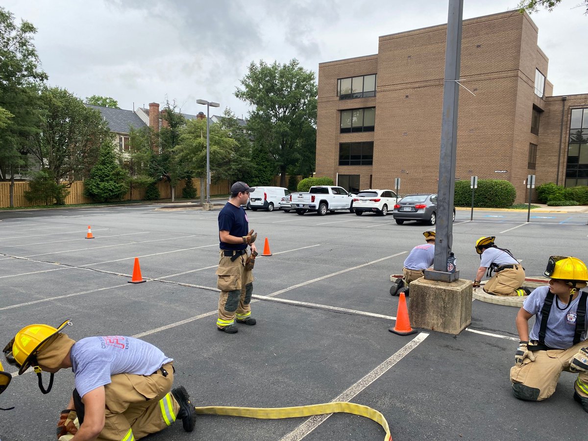 CityofFairfaxFD's tweet photo. #FireNoobs #Week3. #HoseStretches and #SkillPerfection is what was going on in our parking lot yesterday! Good thing they have their protective bottoms on to save their knees! #Ouch! #CFFD #Noobs #FireTraining @CityofFairfaxVA https://t.co/bN1GDB4THo