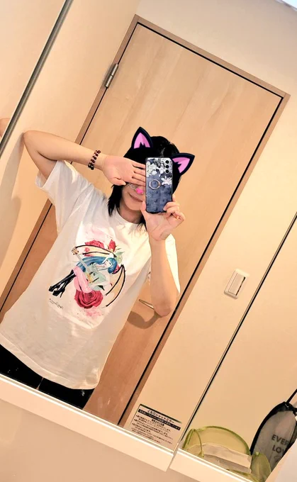 ギター工房の社長様から販促品のTシャツを頂きました!!私のサインまでしっかりプリントして頂いて感激ですo(>∀<*)oキャーこんなに早く頂けるとは思ってなかったのでびっくりしましたwそして着てみる…(​ *'꒳`*​)着やすいですぅー❀.(*'▽`*)❀.はぁー*・  