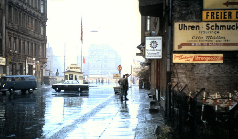 Checkpoint Charlie, Berlin, 29 August 1962. I tweet photographs taken by me on my many Berlin visits. 180 historic street images of East and West Berlin are in my book 'Berlin in the Cold War' (Amberley Publishing). #Berlin #CheckpointCharlie