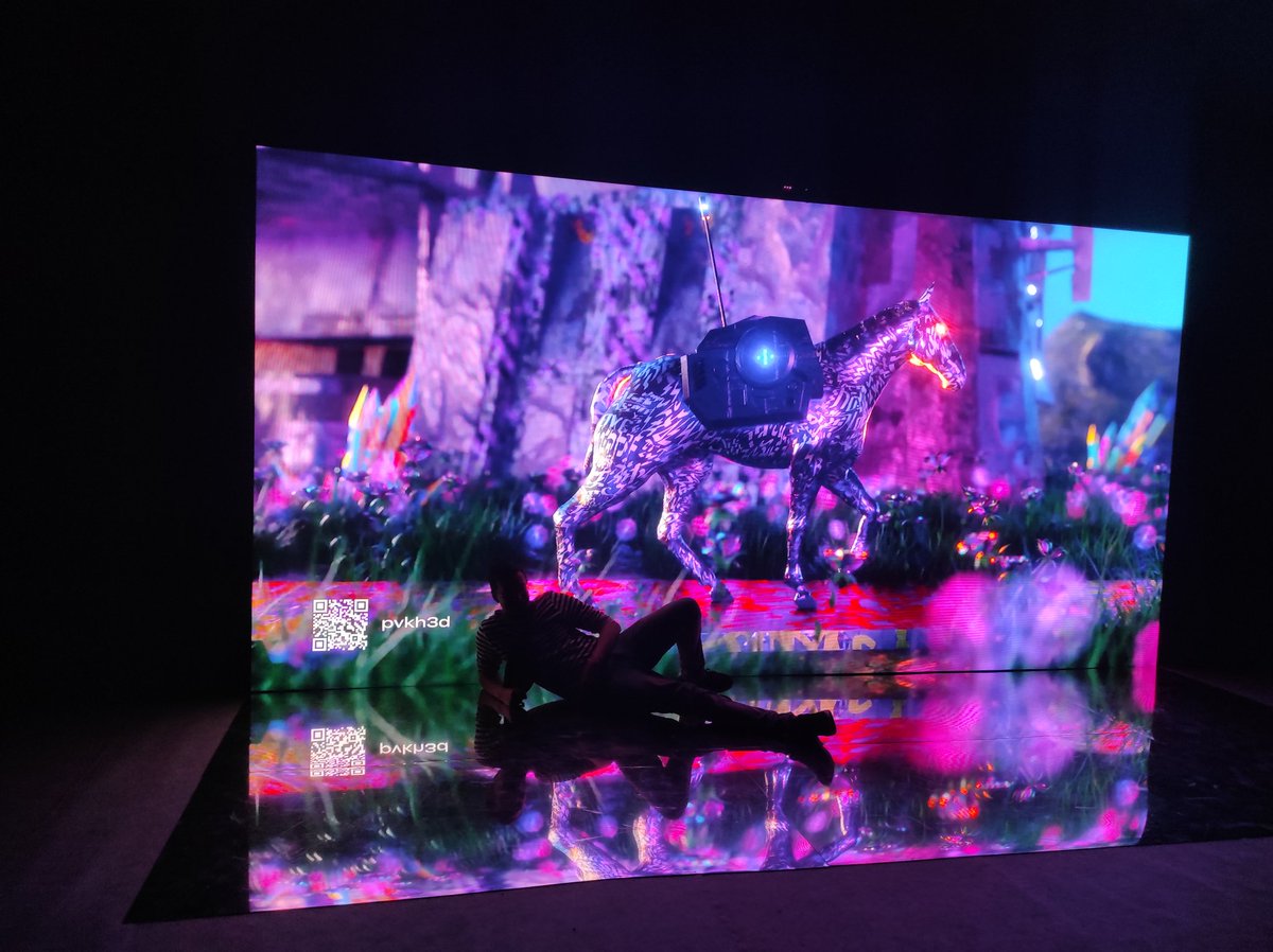 Gm! 👾
Me and my artwork on big screen 😉🔥