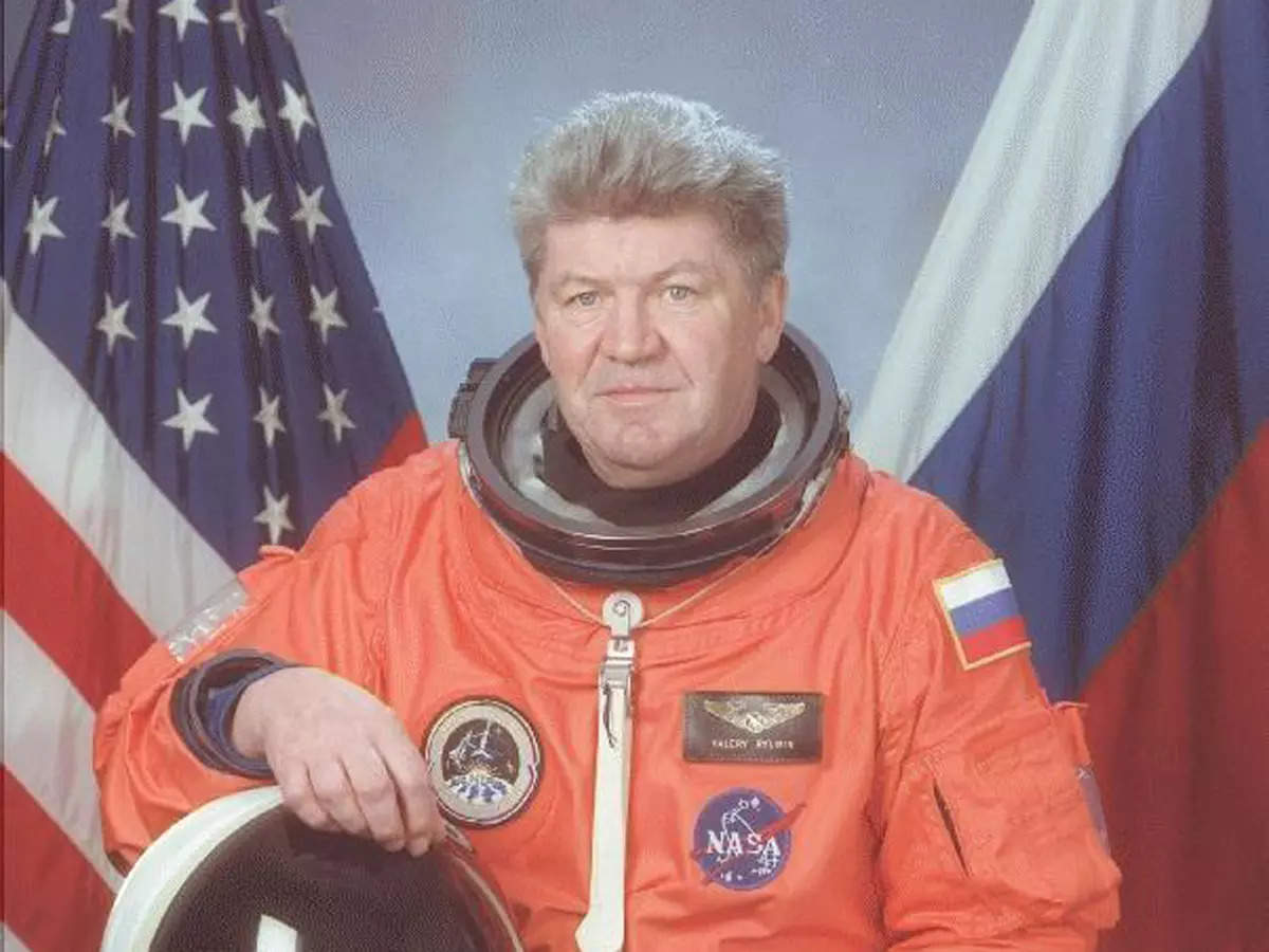mariobianchi18's tweet photo. Il #16agosto 1939 nasceva #ValeryRyumin. Cosmonauta russo in diverse missioni #Soyuz come ingegnere di volo e su Discovery. In carriera totale è stato 365 giorni nello spazio, inclusi il suo secondo e terzo volo spaziale di durata record: 175 giorni (1977) e 185 giorni (1980). https://t.co/Ro5iL6eDMD