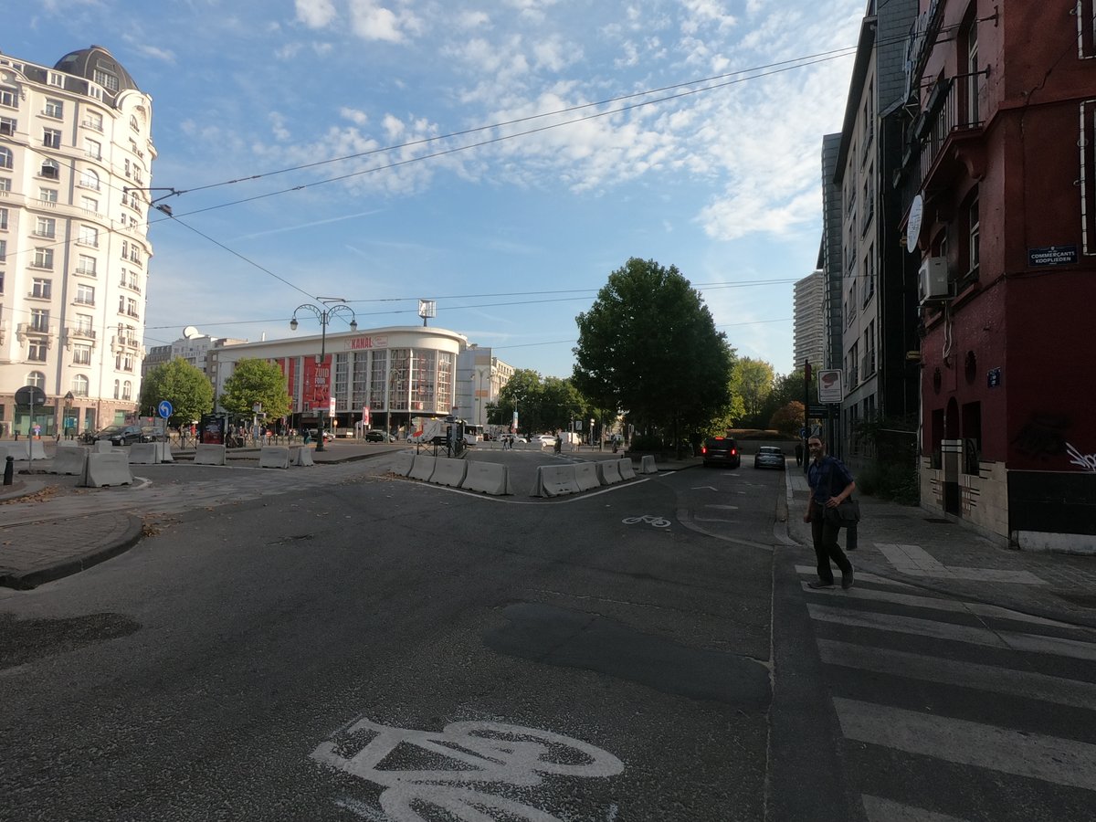Vanaf vandaag is de Brusselse Vijfhoek, het centrum van Brussel, een autoluwe wijk #GoodMove. We ondervonden het alvast aan de lijve deze ochtend op weg naar kantoor. Minder transitverkeer = meer #ruimtevoordefiets.