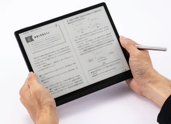 NIKKEIxTREND's tweet photo. 【「メモは手書き派」のための最新ガジェット】
電子書籍のページをめくる際にほとんどストレスがなく、書き味は三菱鉛筆のジェットストリーム並に滑らかなのが電子ペーパー端末「#MatePadPaper」です。

6万4800円の価格に見合う価値はあるのか？ 実際に使ってみました。
https://t.co/ljmTK2fI6Z https://t.co/OJ6hAXYhpC