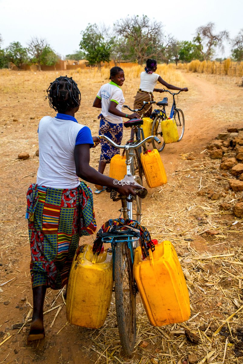 GermanyInAfrica's tweet photo. "Mobility is a human right."❗- Zambia's 🇿🇲Wayson Lungu is the founder of @OnyxZambia a business aimed at bringing bicycles to #women in rural areas and helping to close the #mobilitygap. @TUMInitiative 🇩🇪
#GermanyInAfrica https://t.co/1o3XpBImD7
