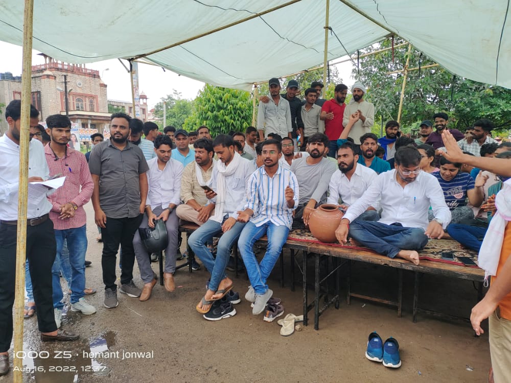 Dharmendra4_INC's tweet photo. आज राजस्थान यूनिवर्सिटी, जयपुर में जालौर कांड को लेकर चल रहे विरोध प्रदर्शन में शामिल होने पहुंचा हूँ। ज्ञात हो जालौर जिले में एक 8 वर्षीय स्कूली बच्चे को जातिवादी घृणा के चलते अपनी जान गवानी पड़ी है।
#justiceforindrakumar https://t.co/YjQvXoqYZY