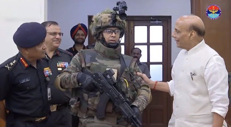 AsianetNewsEN's tweet photo. Defence Minister Rajnath Singh hands over the F-INSAS system (Future Infantry Soldier As A System) to the Indian Army.

@adgpi #FINSAS @DefenceMinIndia https://t.co/kCRG4f68zM
