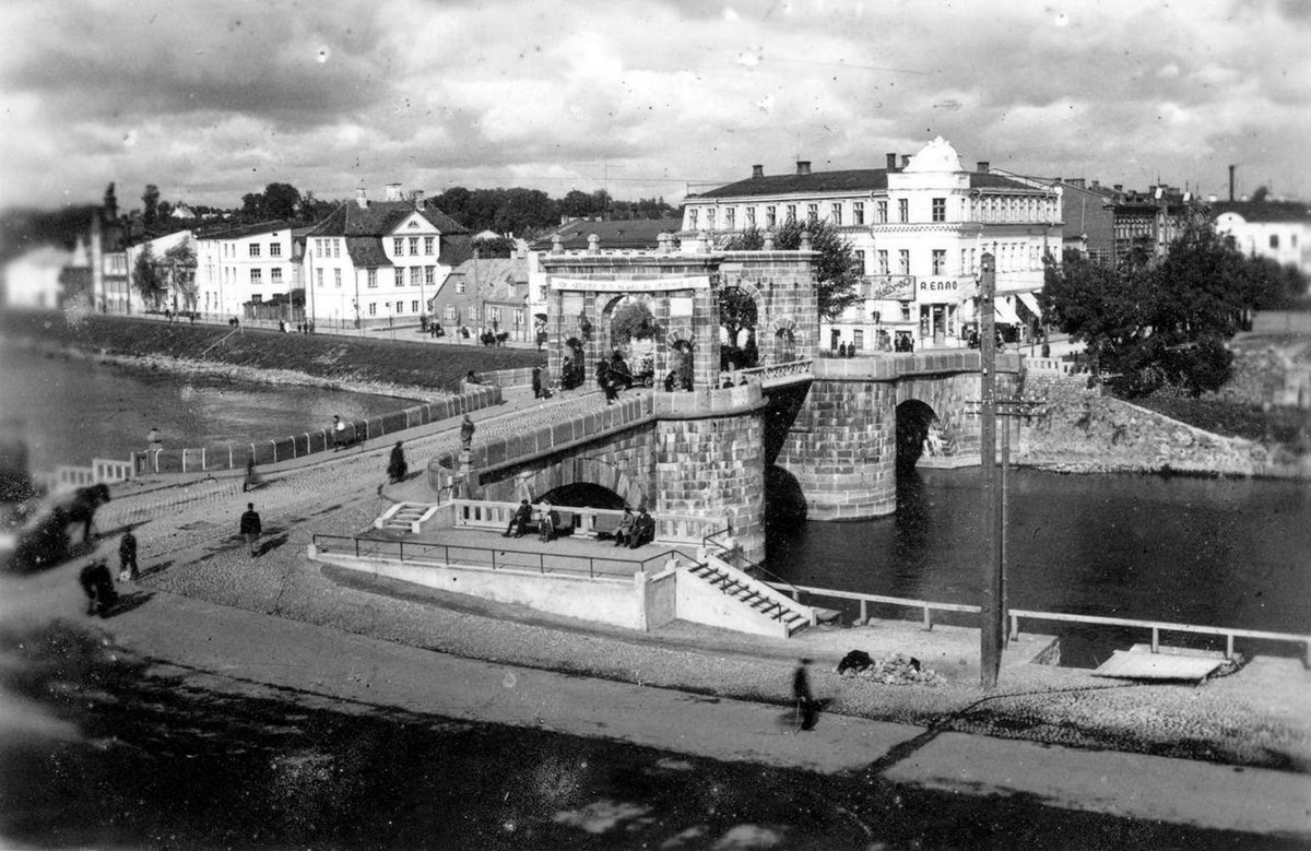 estembassyjp's tweet photo. @ka02130722 @baltnomori Before and after #OldStoneBridge #kivisild #Tartu https://t.co/PW65Bm0kGt