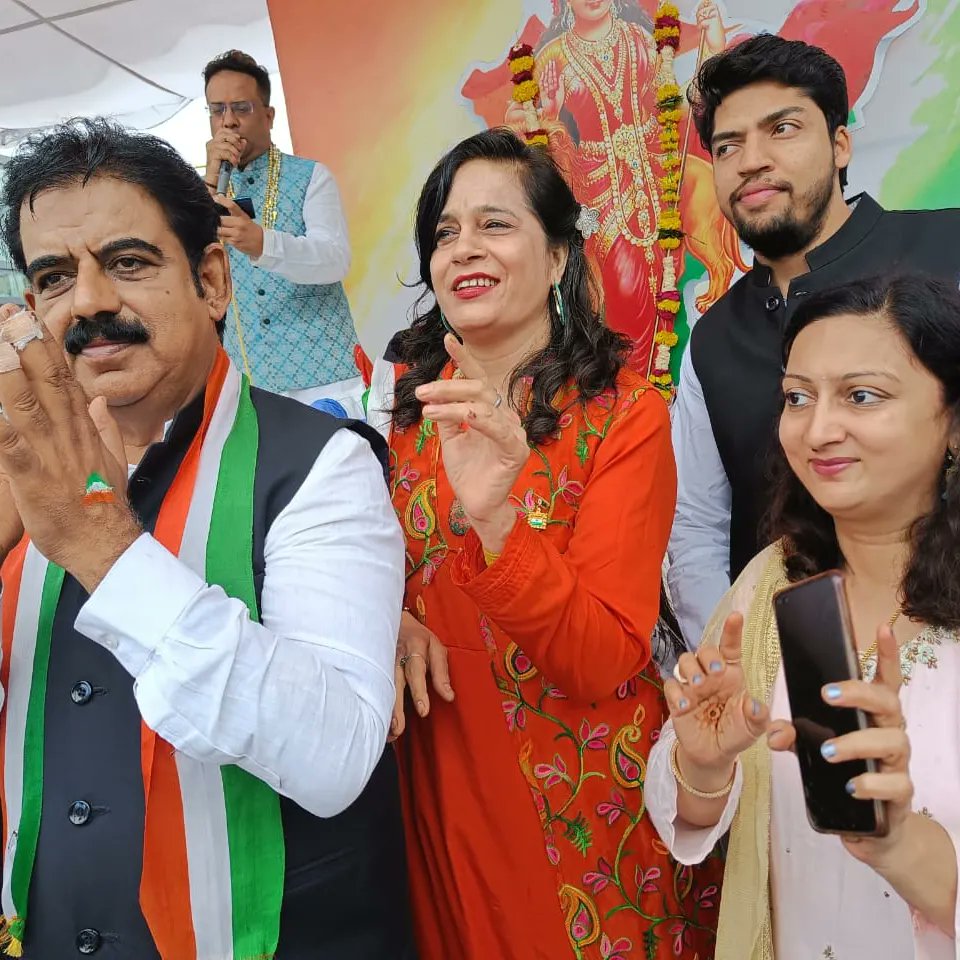 ModiBrigade_IN's tweet photo. #modibrigade
जो भरा नहीं है भावों से ,
जिसमें बहती रसधार नहीं!
वह हृदय नहीं पत्थर है,
जिसमें स्वदेश का प्यार नहीं !!
75वें स्वतंत्रता दिवस के शुभ अवसर पर मोदी ब्रिगेड के कार्यकर्ताओं द्वारा रीगल चौराहा -इन्दौर में माननीय मुख्य अतिथि महोदय शंकर लालवानी जी https://t.co/iCJ1OL0FHi