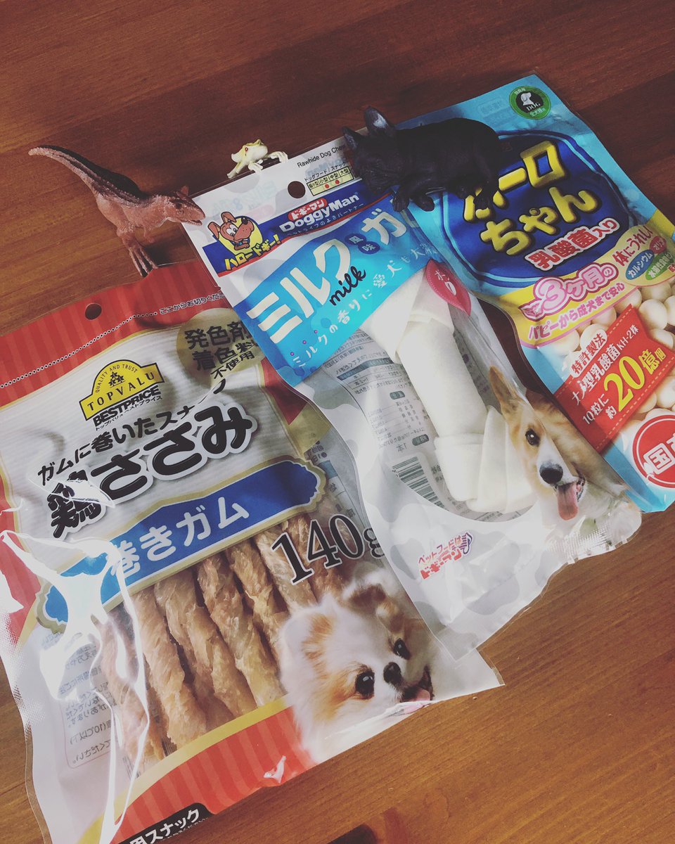 poco_bibi's tweet photo. フレブルびーちゃんのおやつセット🐶
それにガチャガチャフィギュアをトッピング🦖

#ガチャガチャ https://t.co/QpjlYkzu4A