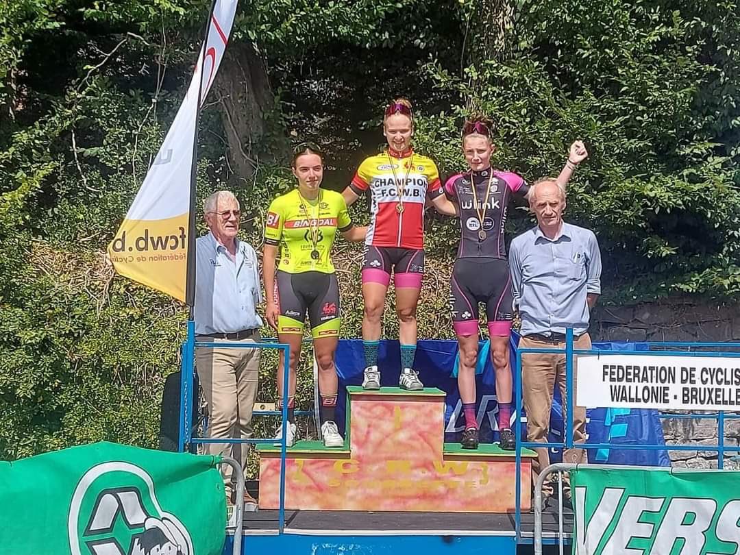 Notre club va avoir un an!
Zélie Graux a décroché le titre de Championne de Wallonie sur route hier. Après le même titre en cyclo-cross, celui de championne de Belgique en cyclo-cross sur l’eau et la troisième place de Juline Delcommune, nous évoluons à grands pas !!!