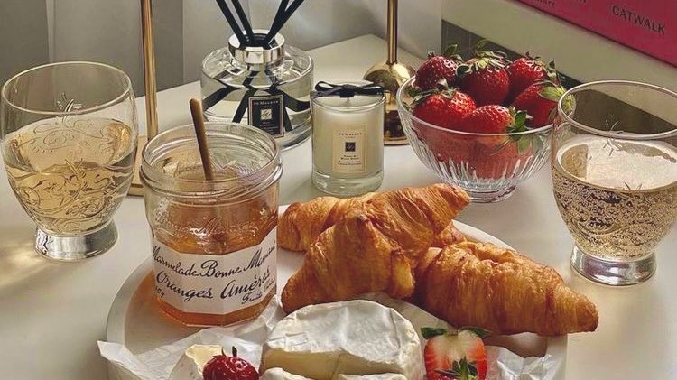 malusokay's tweet photo. How about a fresh croissant for breakfast? 💭 https://t.co/hFBPSAJOJv