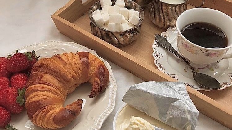 malusokay's tweet photo. How about a fresh croissant for breakfast? 💭 https://t.co/hFBPSAJOJv