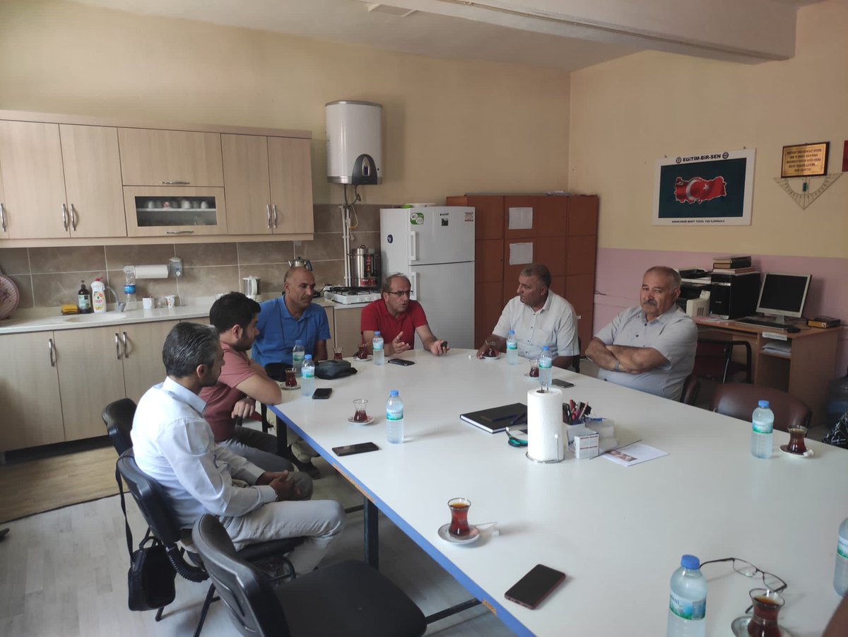 kuluilcemem's tweet photo. Köy Yaşam  Merkezlerimiz ile ilgili Karacadağ Mahallemizde öğretmenlerimiz ile istişare .... @kuluhem @CaglayanMehmett @gokhanmurat1 @servetal61 @OkanTekkalan https://t.co/CAjAz4br5F