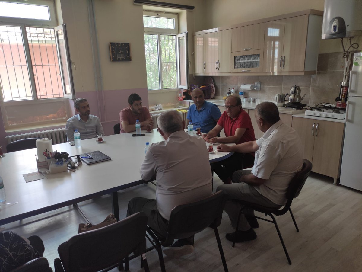 kuluilcemem's tweet photo. Köy Yaşam  Merkezlerimiz ile ilgili Karacadağ Mahallemizde öğretmenlerimiz ile istişare .... @kuluhem @CaglayanMehmett @gokhanmurat1 @servetal61 @OkanTekkalan https://t.co/CAjAz4br5F