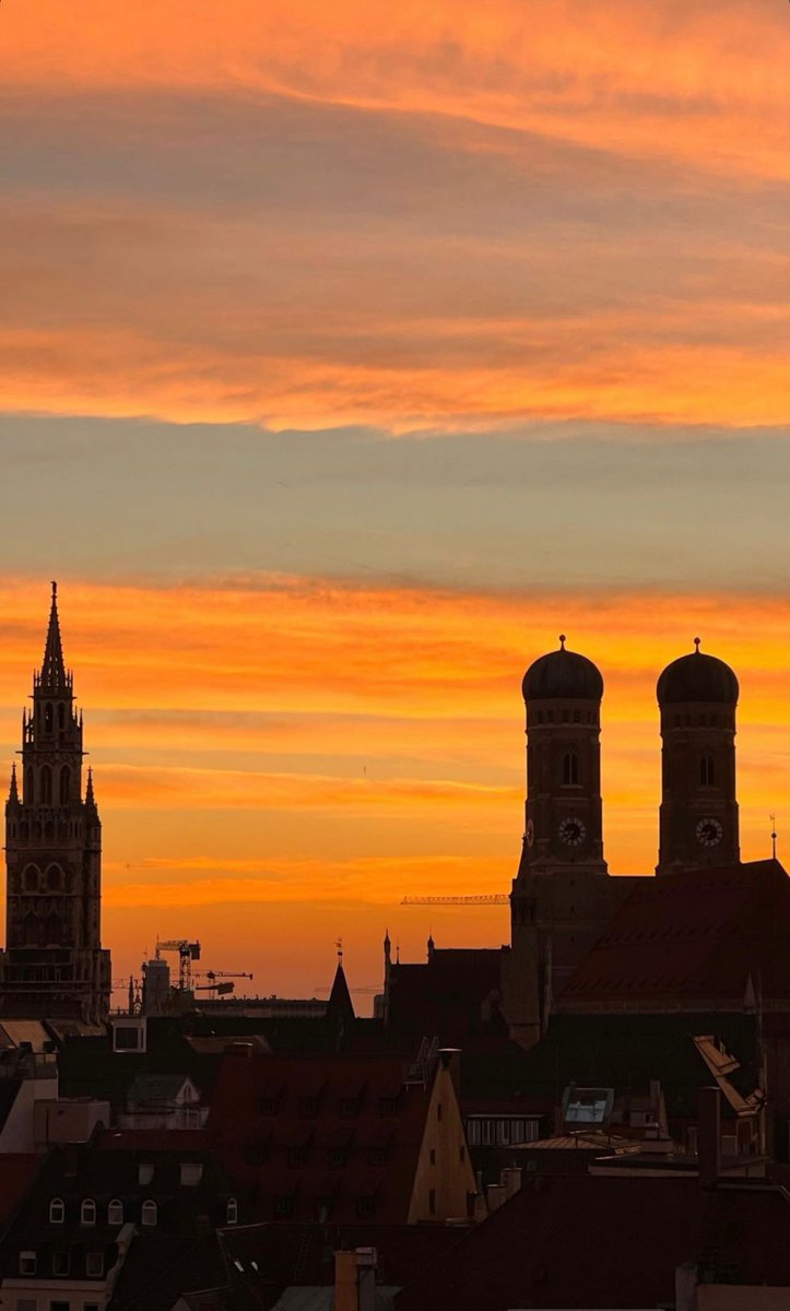 Summer ain‘t over and August sunsets are the best they say….
What is your favorite time to visit Mahjong Roof Garden?