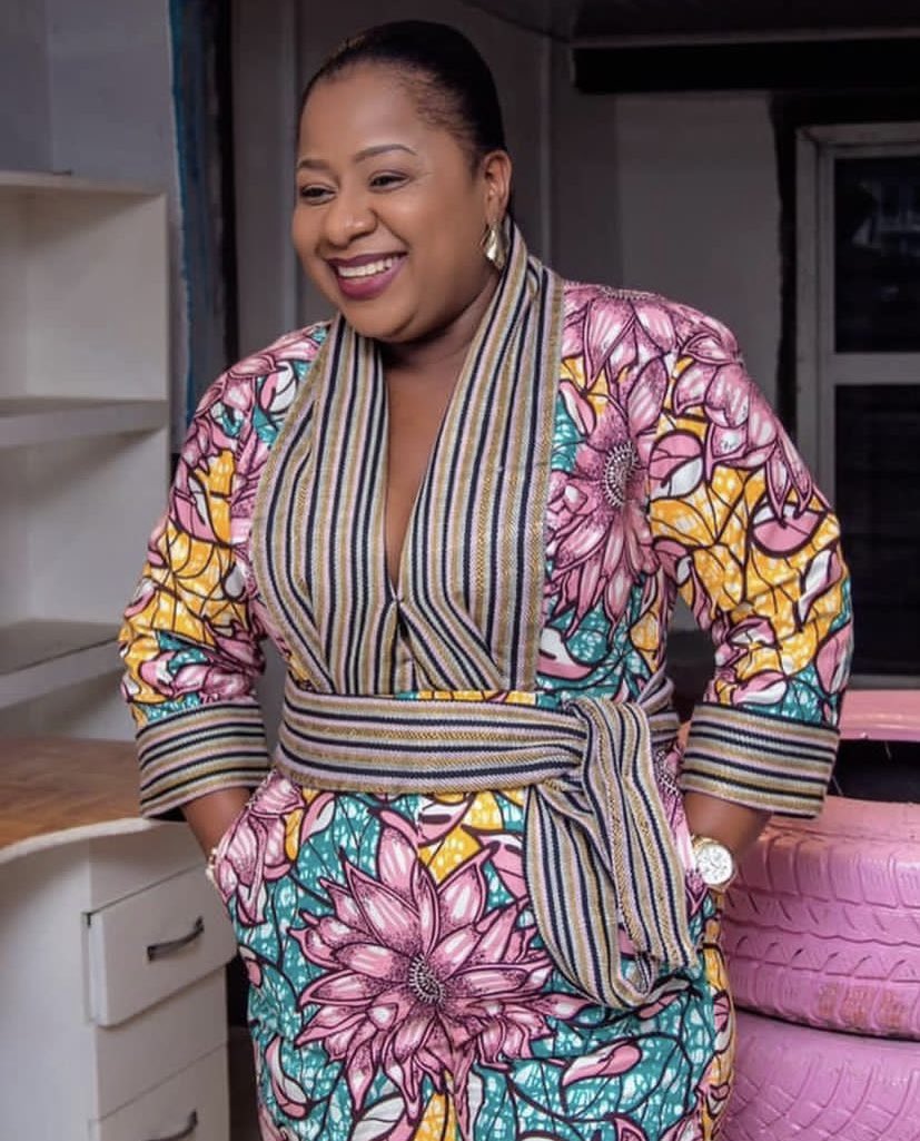 RhophysC's tweet photo. Peep the way our traditional country cloth fuse with the african wax print material and how @asmaakjames is adding a tremendous glow to this outfit with that smile, we love to see it😍😍

#rhophycouture #outfitoftheday #fashiondesigner #africanwaxprint #countrycloth #dressup https://t.co/jiVo8dyzsj