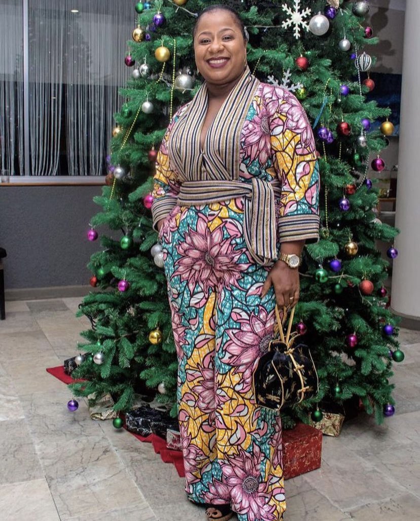 RhophysC's tweet photo. Peep the way our traditional country cloth fuse with the african wax print material and how @asmaakjames is adding a tremendous glow to this outfit with that smile, we love to see it😍😍

#rhophycouture #outfitoftheday #fashiondesigner #africanwaxprint #countrycloth #dressup https://t.co/jiVo8dyzsj