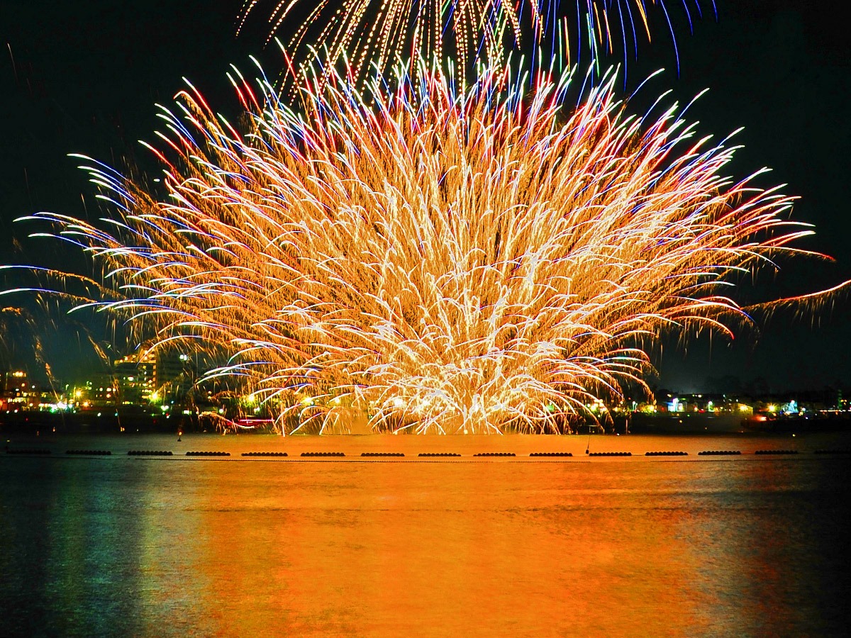 AichiNow_en's tweet photo. #ShinmaikoBeachFestival #Fireworks 💜🎆 #ChitaCity 
https://t.co/QpoYCNJg80
Held to celebrate summer's end! 🌊⛱️ Check #yatai food stalls and other attractions. 😃🍧🎶🎤
#新舞子ビーチフェスティバル #ShinmaikoMarinePark #BlueSunBeach #新舞子マリンパーク #花火 #知多市 #AichiNow https://t.co/hGZ7LES7Tc