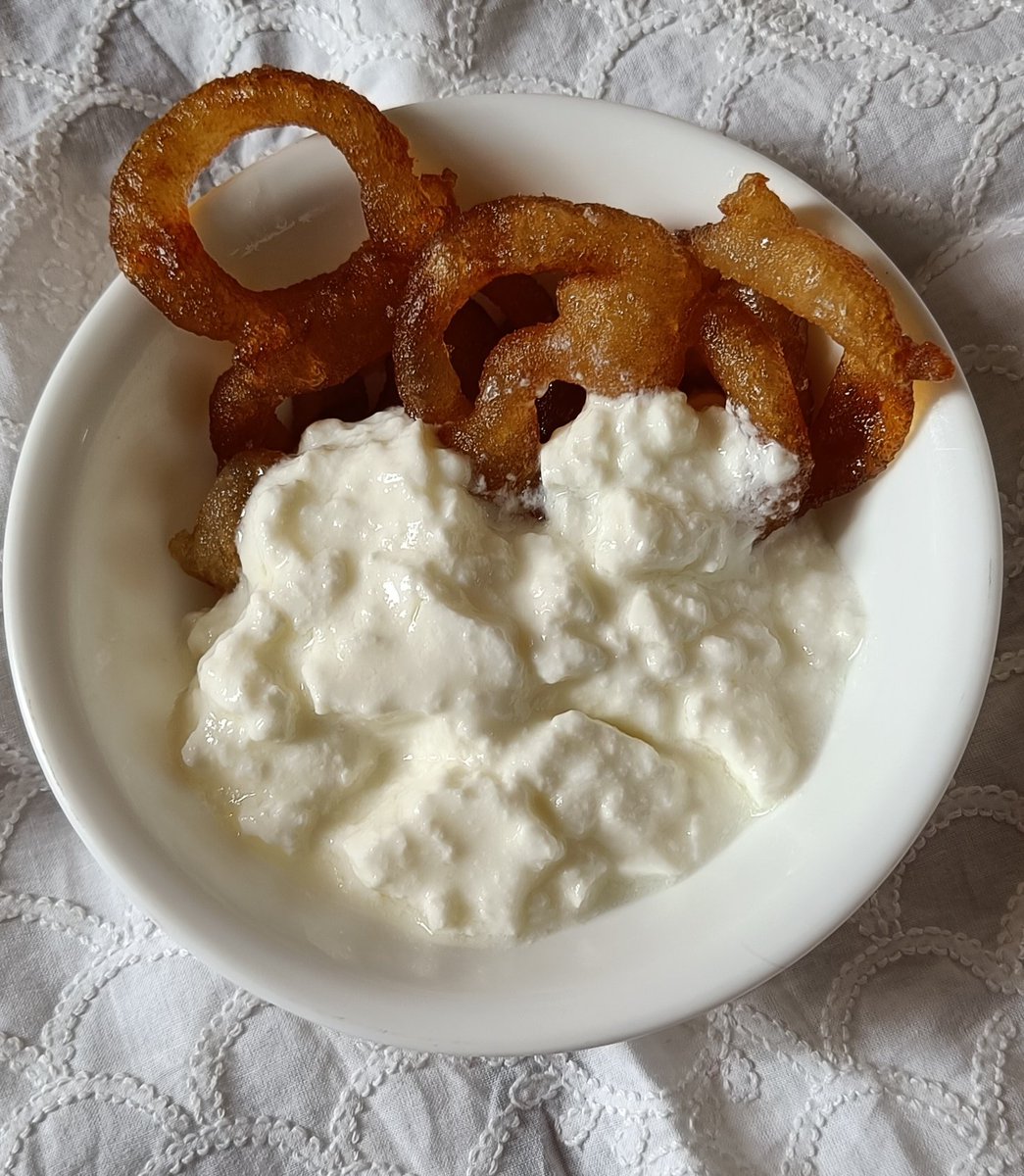 tikulli's tweet image. Lunch. Dahi Jalebi. Unbeatable goodness. Who likes it? #foodtwitter #dahijalebi #Prayagraj #regionalcuisine #UttarPradesh