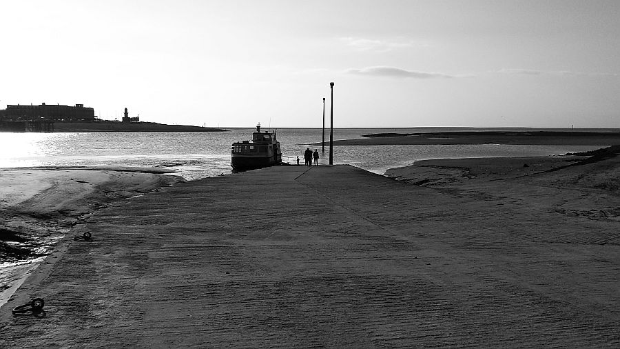 LachlanMain's tweet photo. KNOTT END.
Catching the last ferry of the day.
#KnottEnd #KnottEndFerry #ferryboat #Wyre #RiverWyre #blackandwhitephotography #LANCASHIRE #England #UK https://t.co/FMNuQfWYr4