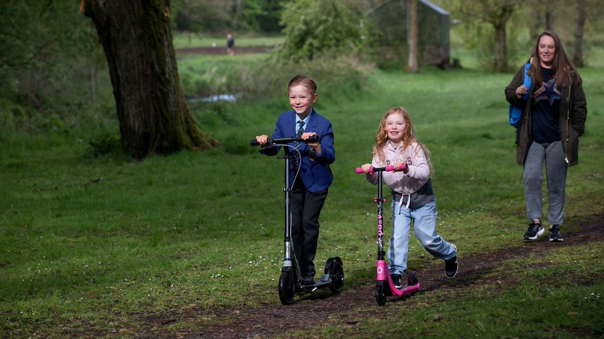 walking_scot's tweet photo. Welcome back to everyone returning to school and further studies over the next few weeks! 🎒🎉

Put your best foot forward and choose to #walk, wheel, #cycle or scoot to and from class! 🏫🚶🚲

Check out our #walking tips for more ideas on getting active👉 https://t.co/Wl9jwd2OPM https://t.co/bziD14RVVY