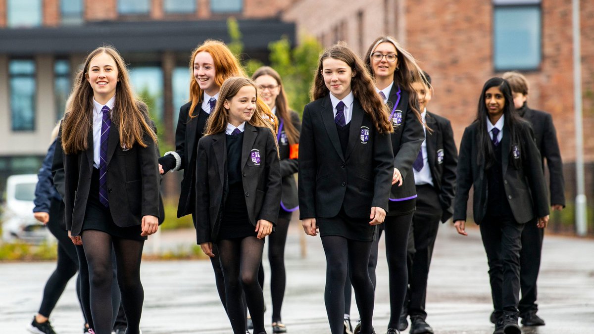 walking_scot's tweet photo. Welcome back to everyone returning to school and further studies over the next few weeks! 🎒🎉

Put your best foot forward and choose to #walk, wheel, #cycle or scoot to and from class! 🏫🚶🚲

Check out our #walking tips for more ideas on getting active👉 https://t.co/Wl9jwd2OPM https://t.co/bziD14RVVY