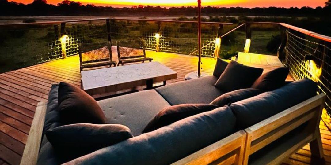 thesafarisource's tweet photo. Chikunto Safari Lodge in #Zambia’s South #Luangwa National Park launched a sleep-out &amp; #stargazing platform. 
..
#zambia #safari #sleepingunderthestars #africanbush #authentic #adventure https://t.co/emPTHI0JeA