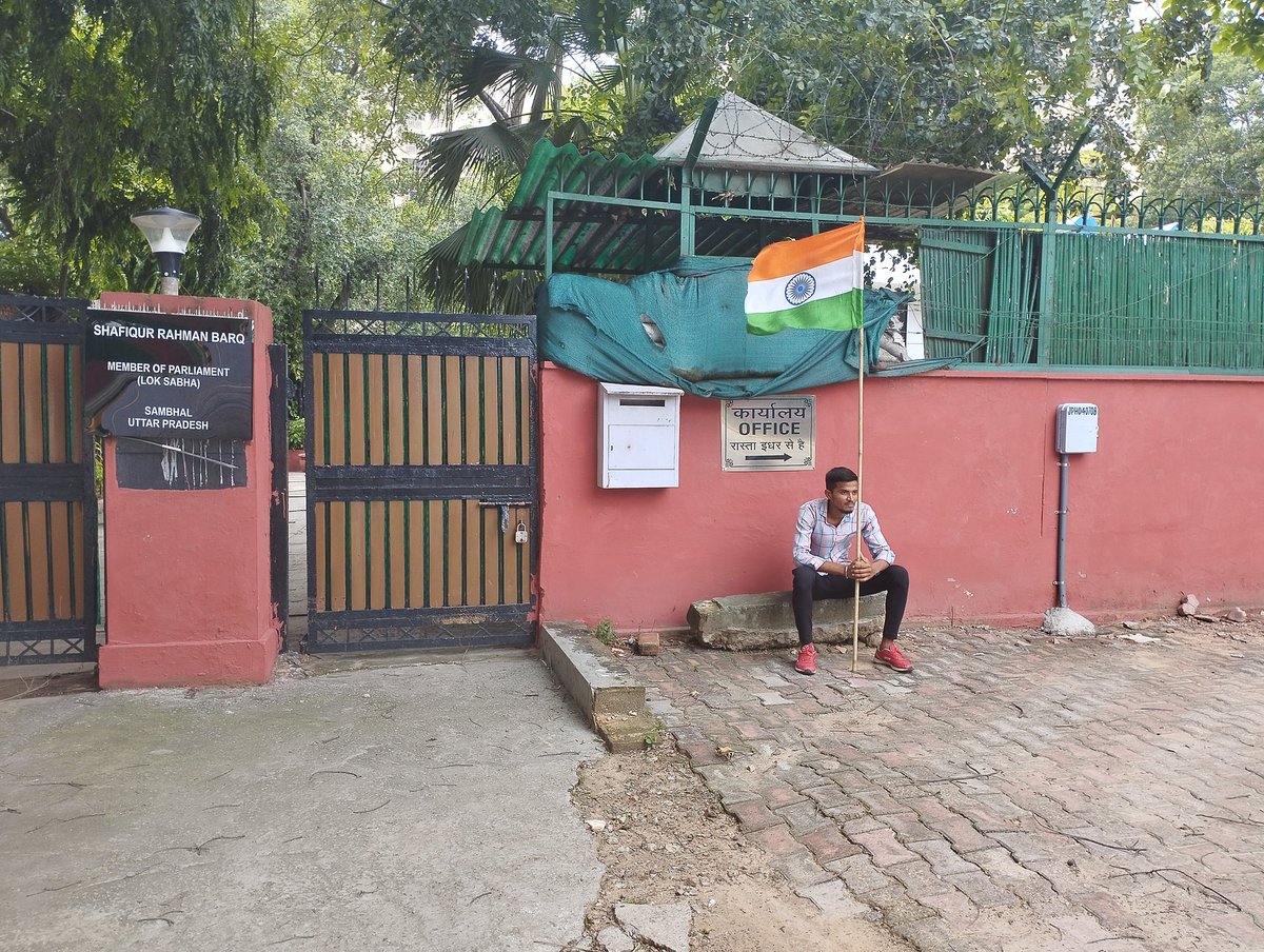 अपनी बेबसी और लाचारी के आगे हार न मानते हुवे हम #SSCGD2018_नागपुर_से_दिल्ली_पैदल_मार्च के अभ्यार्थी पोहच रहे हैं अपने हक्क के लिए दिल्ली. <a href="/Jha_Swarnaa/">swarna</a> <a href="/askrajeshsahu/">Rajesh Sahu</a> <a href="/hrishirajanand_/">Hrishi Raj Anand</a> <a href="/Samriddhi0809/">Samriddhi K Sakunia</a> <a href="/sheshnojha/">Shesh Narayan Ojha</a> <a href="/BalubhauOffice/">Balubhau Dhanorkar MP</a>
<a href="/ABPNews/">ABP News</a> <a href="/ndtv/">NDTV</a> <a href="/IndiaToday/">IndiaToday</a> <a href="/aajtak/">AajTak</a>