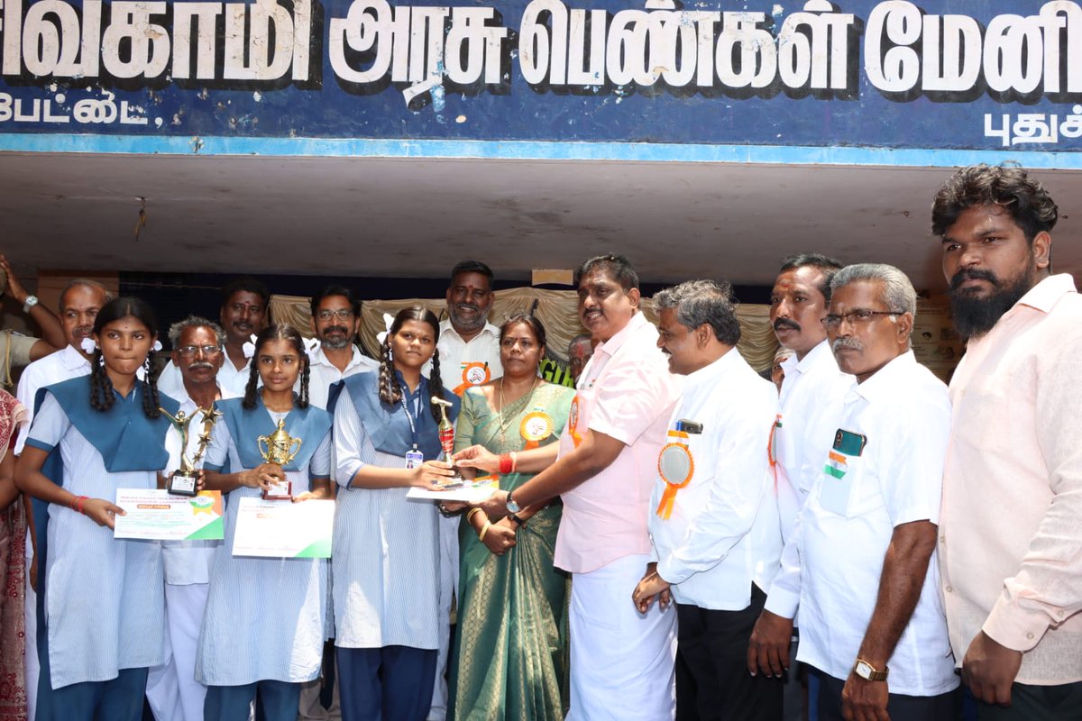 ANamassivayam's tweet photo. மேனிலைப்பள்ளியில்75 வது சுதந்திர தின விழா கொண்டாடப்பட்டது. இதில் சிறப்பு அழைப்பாளராக கலந்துகொண்டு வாழ்த்துரை வழங்கினேன். தொடர்ந்து கலை நிகழ்ச்சி நடைப்பெற்று பள்ளியில் பல்வேறு போட்டிகளில் வெற்றி பெற்ற மாணவர்களுக்கு பரிசு வழங்கி பாராட்டியபோது. https://t.co/jNR3UNhXn9