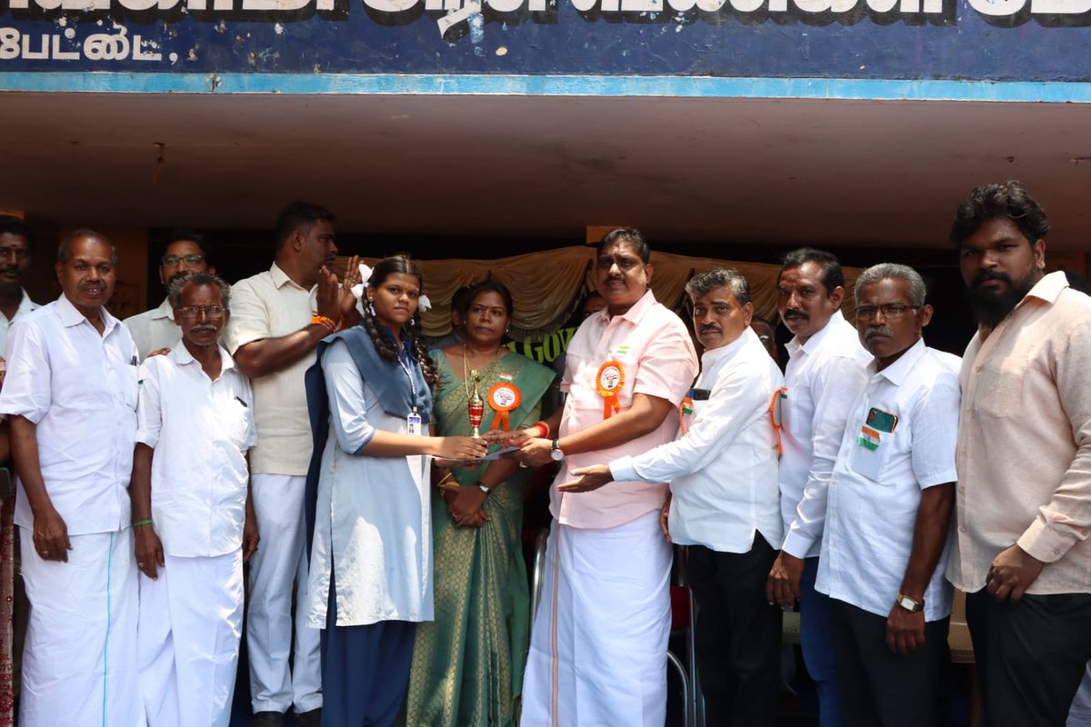 ANamassivayam's tweet photo. மேனிலைப்பள்ளியில்75 வது சுதந்திர தின விழா கொண்டாடப்பட்டது. இதில் சிறப்பு அழைப்பாளராக கலந்துகொண்டு வாழ்த்துரை வழங்கினேன். தொடர்ந்து கலை நிகழ்ச்சி நடைப்பெற்று பள்ளியில் பல்வேறு போட்டிகளில் வெற்றி பெற்ற மாணவர்களுக்கு பரிசு வழங்கி பாராட்டியபோது. https://t.co/jNR3UNhXn9