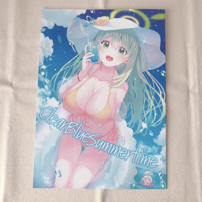 有桜舞心( )先生の新刊を購入させて頂きました!表紙と裏表紙で繋がっていて、アビドスの生徒たちの水着...かわいい....!表紙を見て、爽やかな印象のイラストが沢山あるのかな?と思ったら、シックな雰囲気だったり幻想的な雰囲気のイラストだったり、多彩な表現に驚かされました...! 