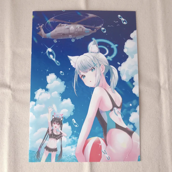 有桜舞心( )先生の新刊を購入させて頂きました!表紙と裏表紙で繋がっていて、アビドスの生徒たちの水着...かわいい....!表紙を見て、爽やかな印象のイラストが沢山あるのかな?と思ったら、シックな雰囲気だったり幻想的な雰囲気のイラストだったり、多彩な表現に驚かされました...! 