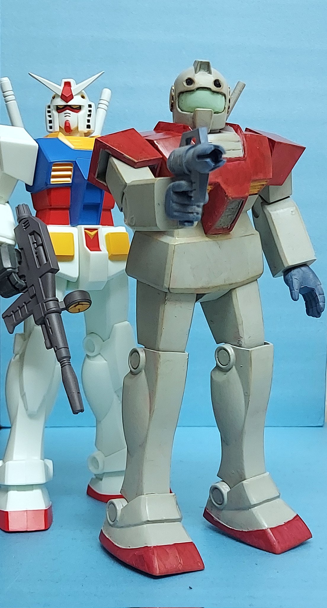 あまれっと64式 旧キット 1 100ジムを無改造 素組み マシーネンで試したレインボー塗りを雰囲気でやってみた 表層の塗料はアクリジョンのガルグレーとあずき色 ある程度思ってた雰囲気 質感が出てくれてよかった ジムの優しい顔とツルッと脚が好き 旧