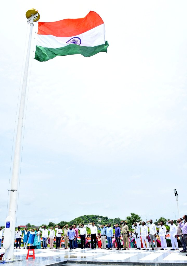 Collector_RSL's tweet photo. స్వతంత్ర భారత వజ్రోత్సవ వేడుకలను పురస్కరించుకుని సమీకృత జిల్లా కార్యాలయాల సముదాయం ఆవరణలో నిర్వహించిన సామూహిక జాతీయ గీతాలాపన కార్యక్రమంలో పాల్గొన్న అధికారులు, కార్యాలయ సిబ్బంది.

@KTRTRS @TelanganaCMO @TelanganaCS @SomeshKumarIAS https://t.co/cSNdMdOFIo