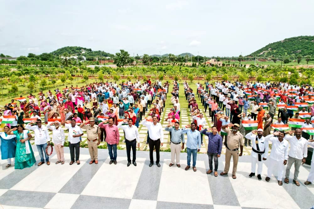 Collector_RSL's tweet photo. స్వతంత్ర భారత వజ్రోత్సవ వేడుకలను పురస్కరించుకుని సమీకృత జిల్లా కార్యాలయాల సముదాయం ఆవరణలో నిర్వహించిన సామూహిక జాతీయ గీతాలాపన కార్యక్రమంలో పాల్గొన్న అధికారులు, కార్యాలయ సిబ్బంది.

@KTRTRS @TelanganaCMO @TelanganaCS @SomeshKumarIAS https://t.co/cSNdMdOFIo