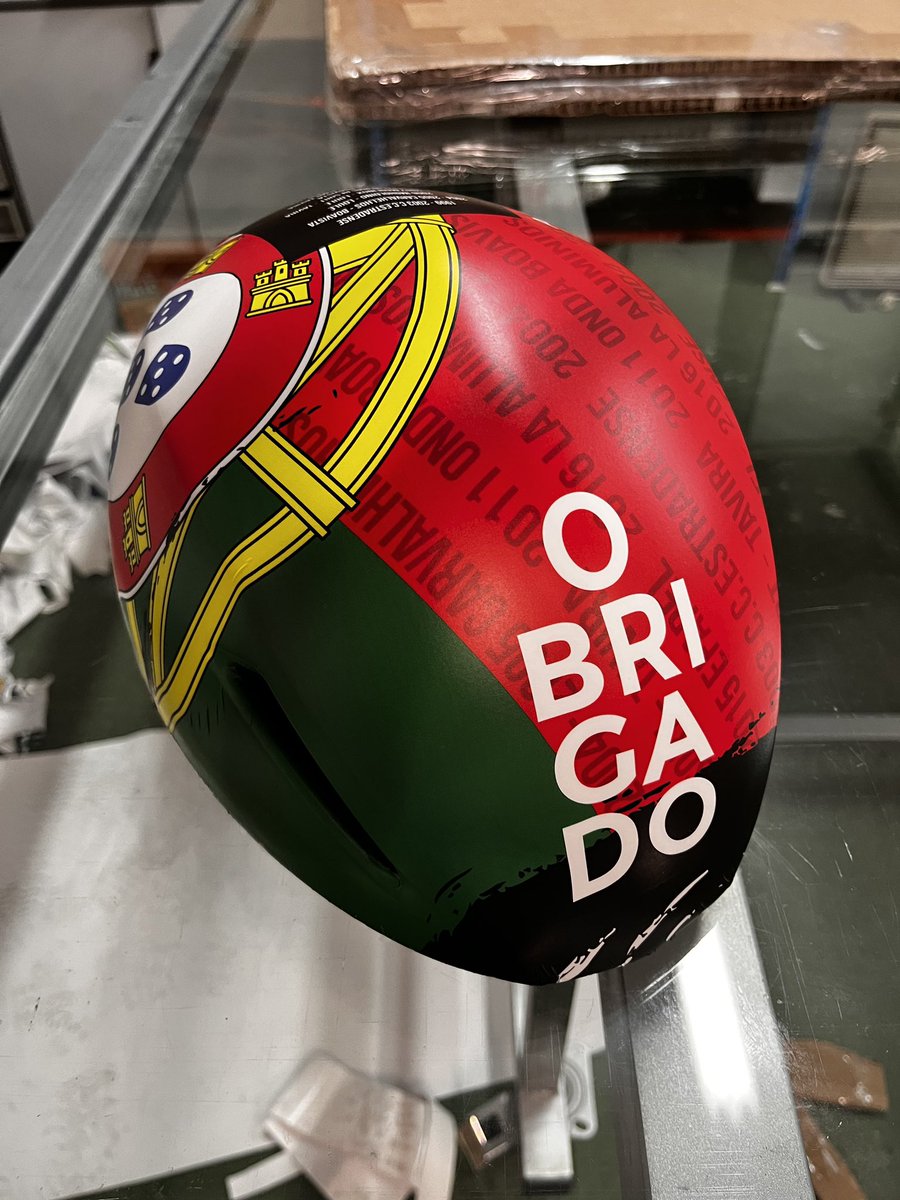 van_der_rocky's tweet photo. A partir de ahora va a haber diez días de agosto que ya no van a ser como antes. Ayer, últimas pedaladas de @amarque3 en la Volta a Portugal… Y para un día especial, un diseño especial. Obrigado Álex! https://t.co/smR5AWejLE