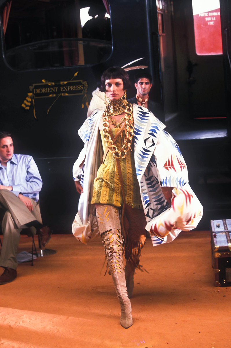 Aitor_salinas's tweet photo. En 1998, John Galliano era imparable gracias a las inmensas arcas de Dior y LVMH. Pero, como Ícaro, quiso volar demasiado alto. Hoy, en @VogueSpain, la historia del Diorient Express, el último desfile de proporciones bíblicas de los 90: https://t.co/YPKfvh7guW https://t.co/M2Y6VSkdII