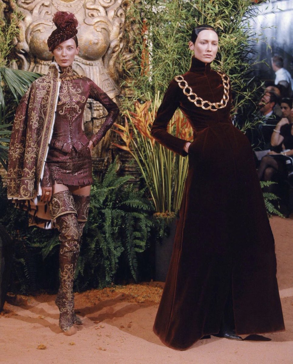 Aitor_salinas's tweet photo. En 1998, John Galliano era imparable gracias a las inmensas arcas de Dior y LVMH. Pero, como Ícaro, quiso volar demasiado alto. Hoy, en @VogueSpain, la historia del Diorient Express, el último desfile de proporciones bíblicas de los 90: https://t.co/YPKfvh7guW https://t.co/M2Y6VSkdII
