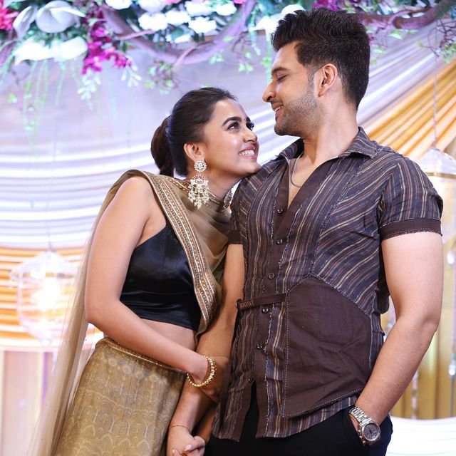 KadarVepari's tweet photo. Merried couple lagte hai dono 
And hot 🔥🔥
I love you tejran https://t.co/O2OwupAK86