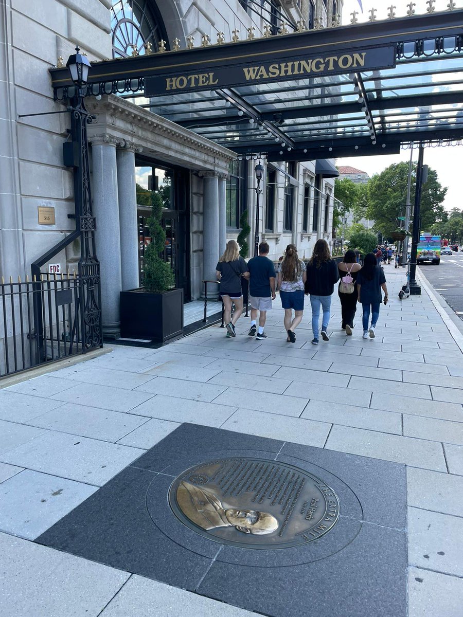 Wer als Präsident Urlaub in den USA macht, kommt an Rotary-Gründer Paul Harris nicht vorbei - im wahrsten Sinne des Wortes - aber am Weißen Haus natürlich schon! Liebe Grüße von unserer Präsidenten-Familie 😊