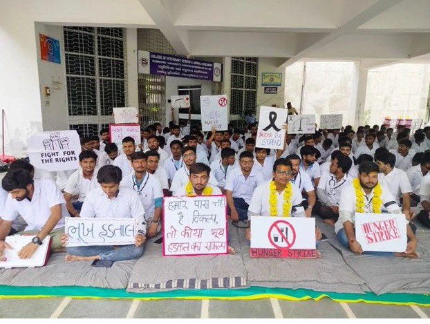 આજે દાંતીવાડા વેટરનરી કોલેજ ના 3 વિધાર્થીઓ ભુખ હડતાળ પર ઉતર્યા છે.
#Increase_Guj_Vet_Stipend 
#guj_veterinary_students_on_strike