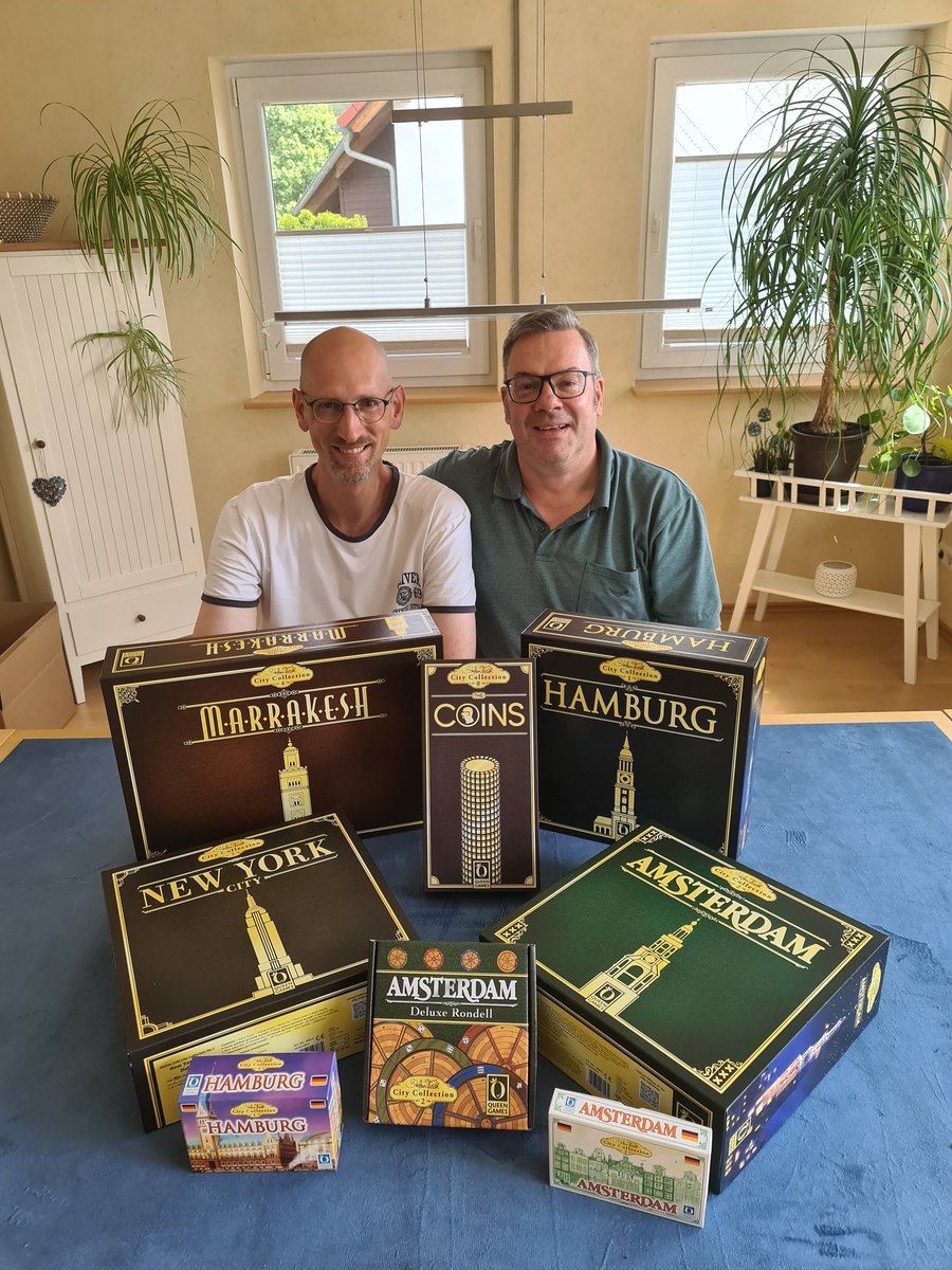 UFonrobert's tweet photo. 1 Woche nach #GenCon22 und 1 Tag nach der persönlichen Lieferung der ersten produzierten Spiele der #SFCC von @spiele_feld. Alle 4 Spiele der City Collection von @real_QueenGames hatten tolles Feedback in Indy. Marrakesh gilt bei Rahdo als das "most anticipated game". #spiel22 https://t.co/UJ5iKeX2rs