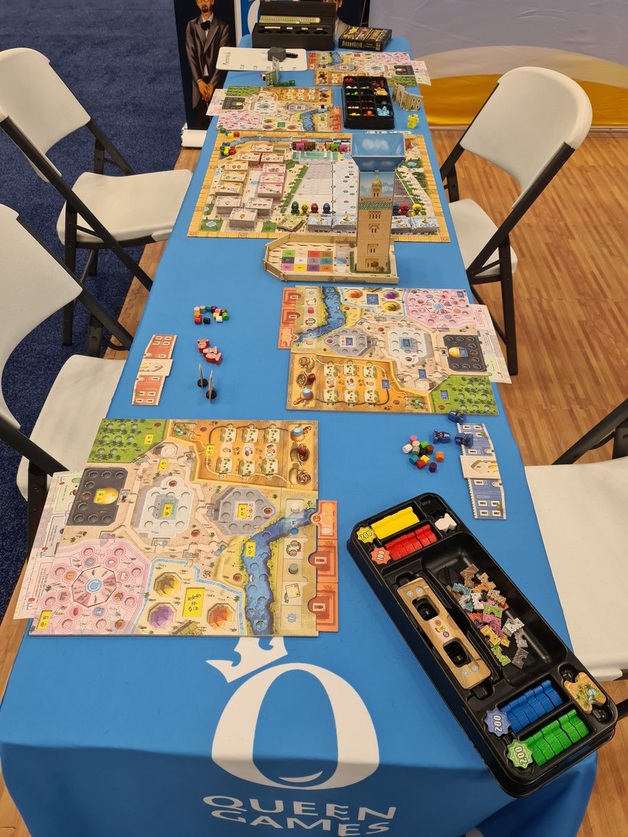 UFonrobert's tweet photo. 1 Woche nach #GenCon22 und 1 Tag nach der persönlichen Lieferung der ersten produzierten Spiele der #SFCC von @spiele_feld. Alle 4 Spiele der City Collection von @real_QueenGames hatten tolles Feedback in Indy. Marrakesh gilt bei Rahdo als das "most anticipated game". #spiel22 https://t.co/UJ5iKeX2rs
