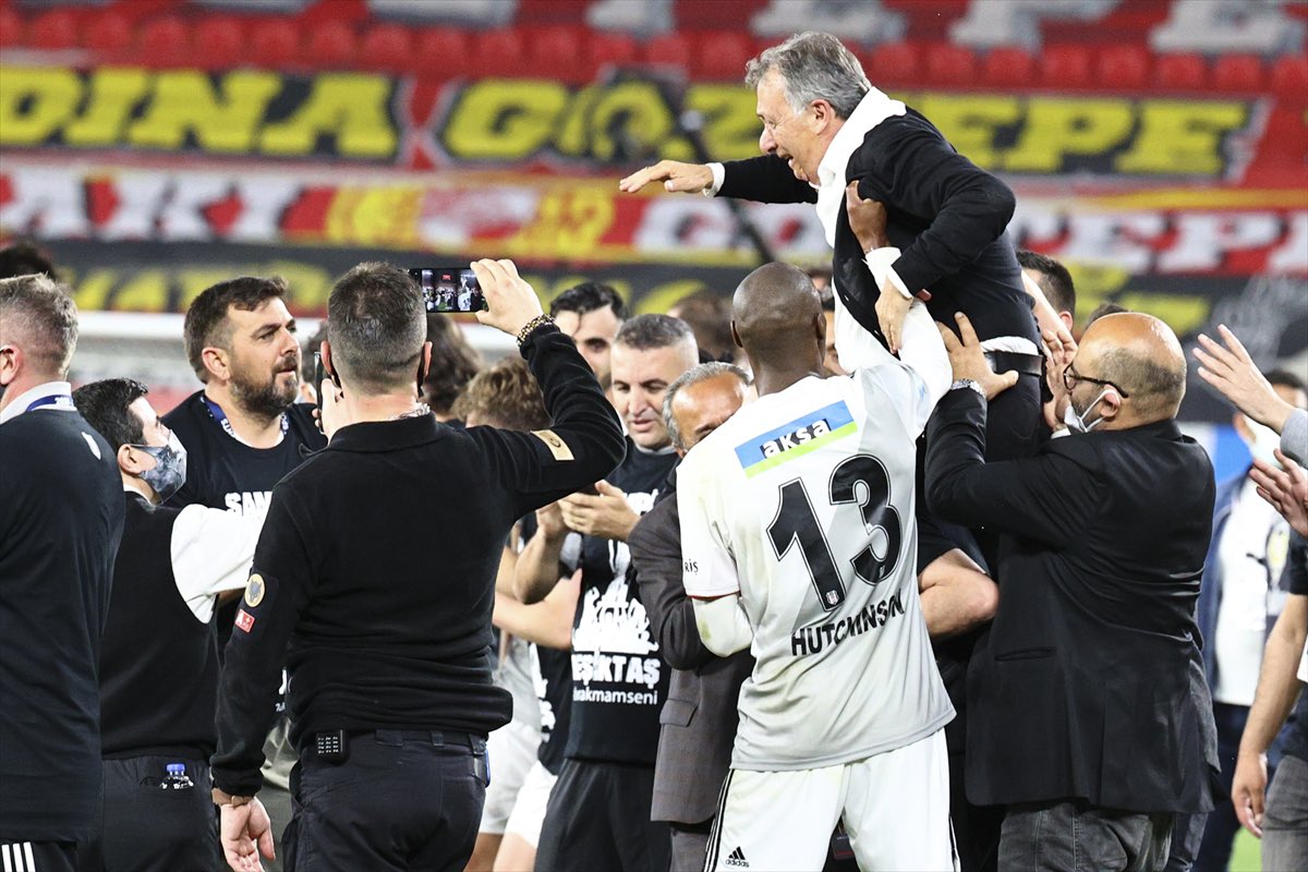 taci_kalkavan's tweet photo. Başkan nerede? Yine boy göstermek için kupa almayı mı bekliyor? @Besiktas https://t.co/qhMaNU92vB